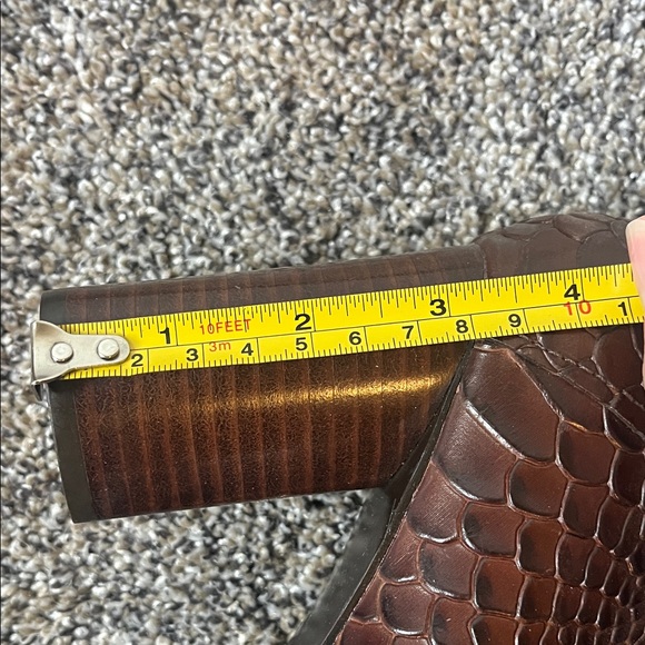 Donald Pliner size 9 brown snakeskin heeled boots. Great condition! - Picture 6 of 9